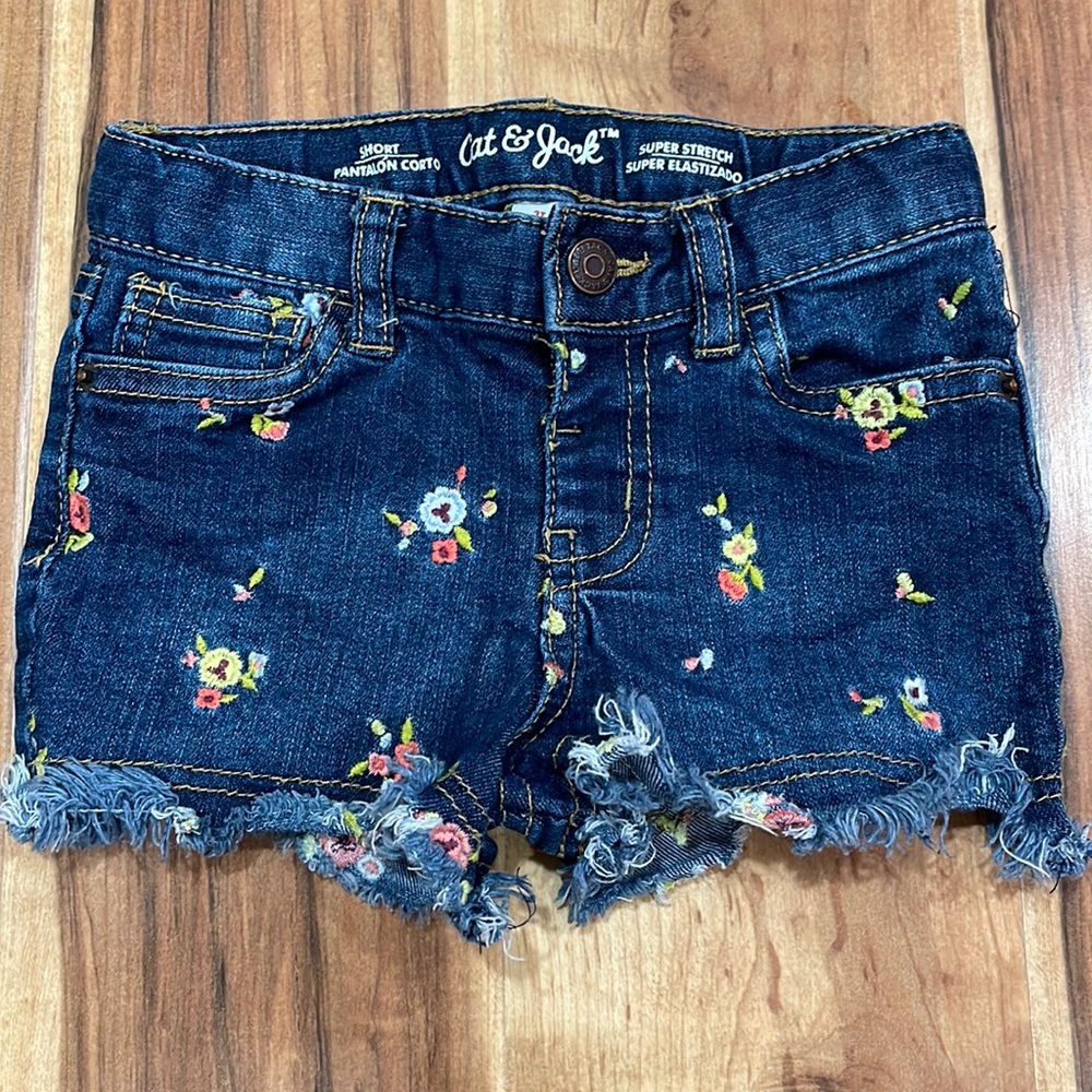 3T floral shorts fits like 2T